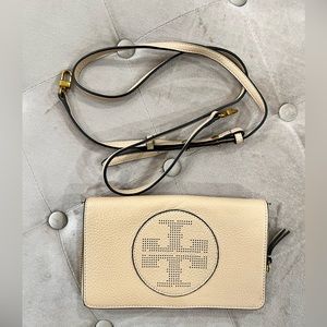 Tory Burch Perforated WOC in Sand ✨